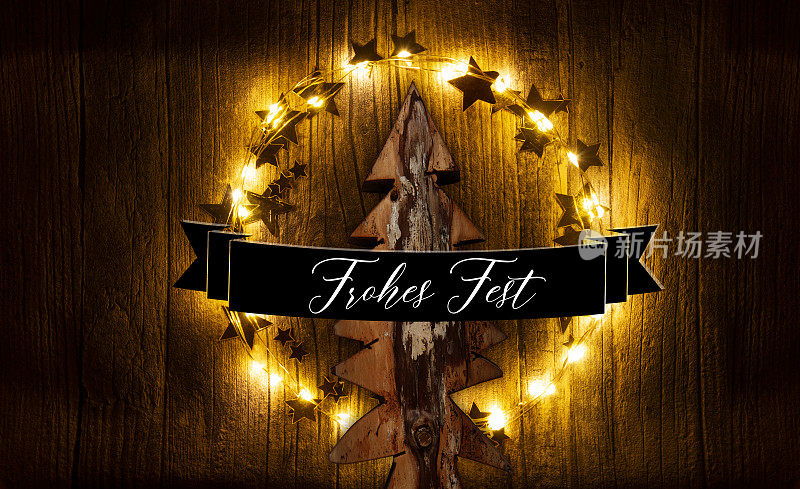 一个木制背景上刻有“Frohes Fest”字样的星星圣诞花环框架